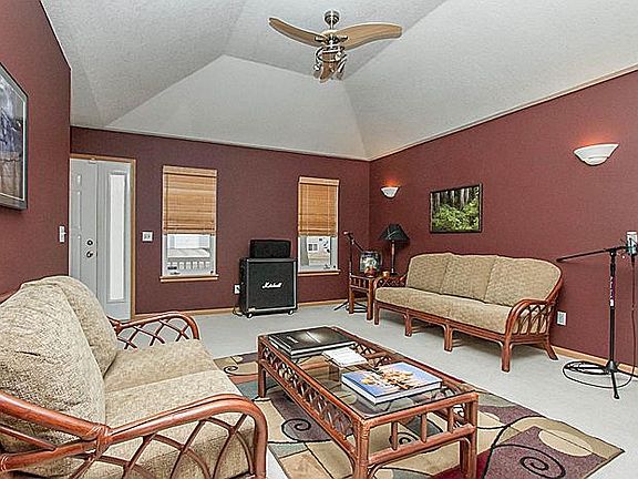 3rd image of 3318 Emerald Dr