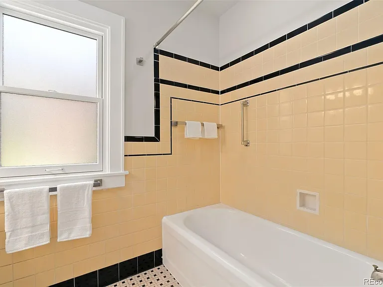 1567 Ivanhoe St — Photo 18