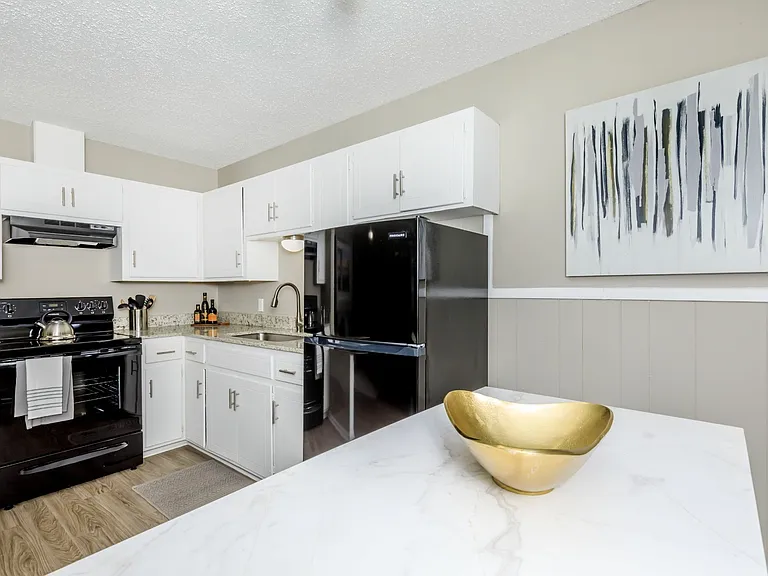 Oak Creek Apartments — Photo 14