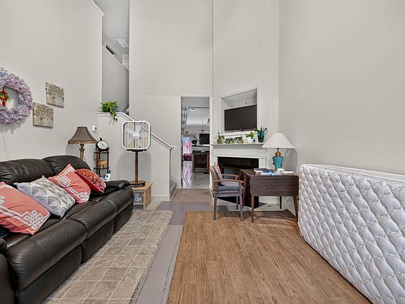 3rd image of 112 Northcrest Commons Cir