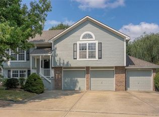 800 NE Carousel Ln, Lees Summit, MO 64063