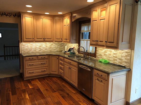 3rd image of 1007 Maplewood Dr