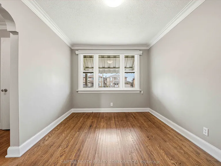 129 Brenda Cres — Photo 4
