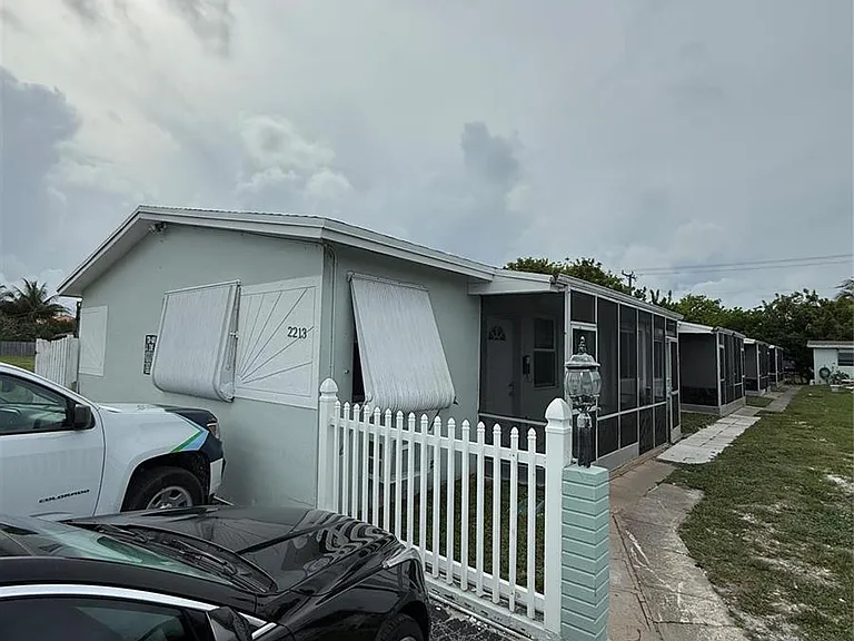 2213 Lincoln St — Photo 3