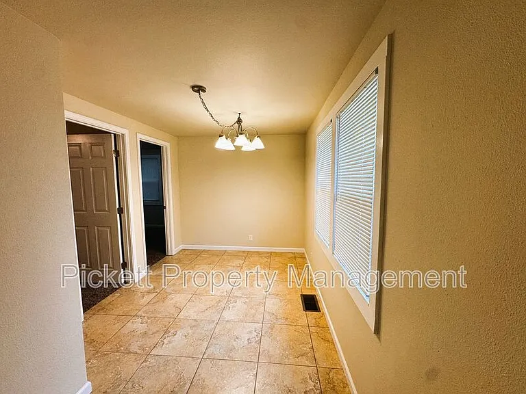 840 Maple Ave E — Photo 10