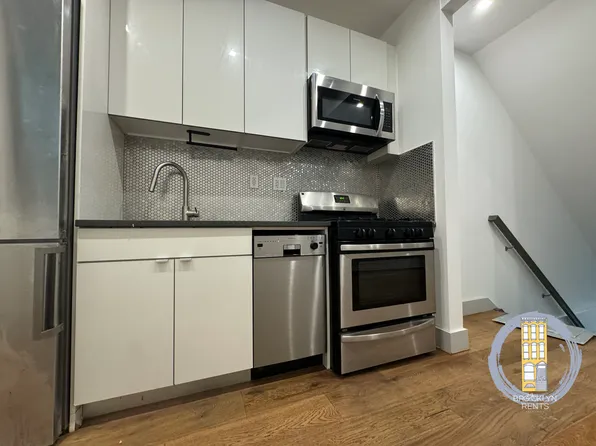 481 Chauncey Street image 12 of 28