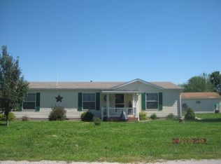 905 Sunset Rd SW, Clay City, IL 62824