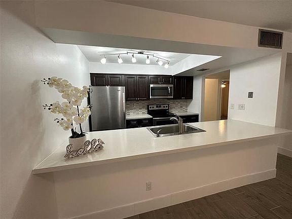 3rd image of 1410 Laguna Ln