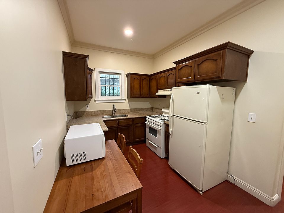 1st image of 2108 Oak St APT B