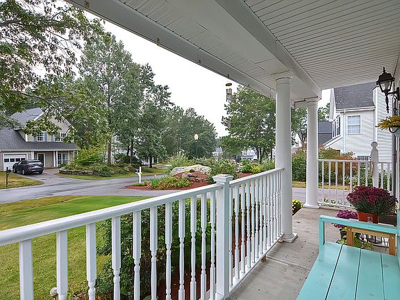 4th image of 10 Ouimet Ln