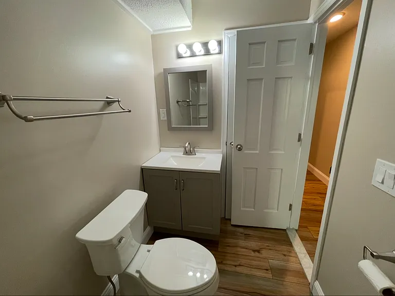 105 E Sands St — Photo 10