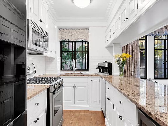 3rd image of 321 E 43rd St APT 201