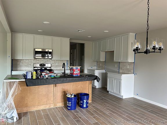 5th image of 3212 E Lincoln St