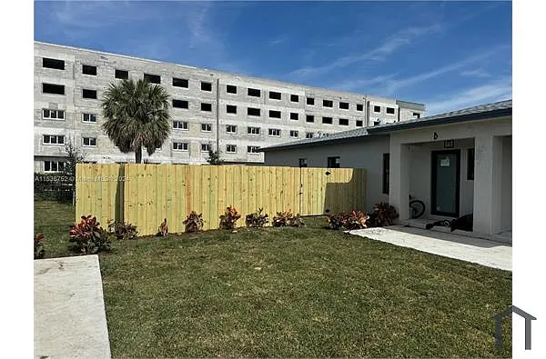 Building Photo - 325 NW 11th St #1
