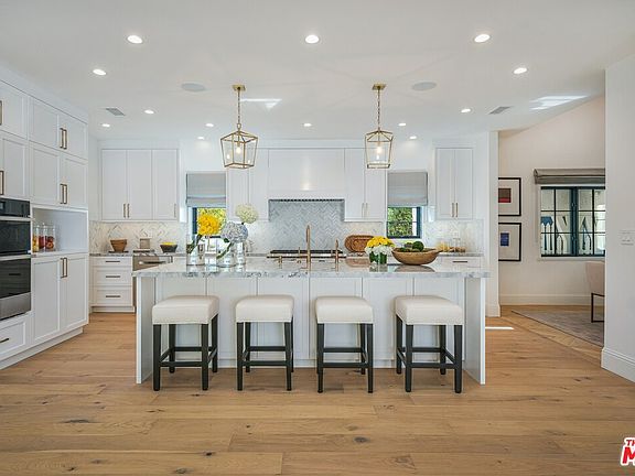 4th image of 604 N Palm Dr
