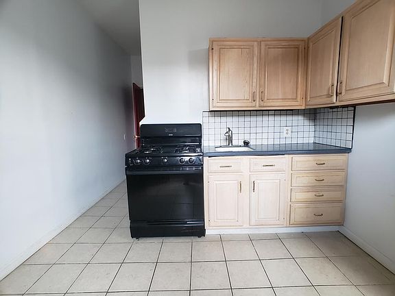 3rd image of 3220 W Oxford St #2