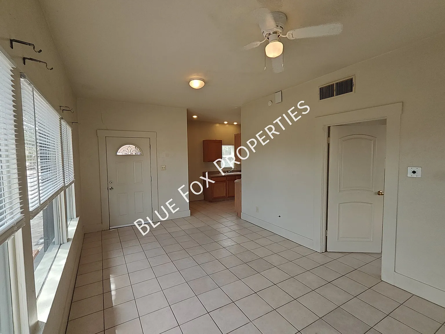 2 bed, 1 bath Built in 1921 close to Downtown — Photo 3