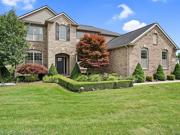 2nd image of 915 Appleton Ct
