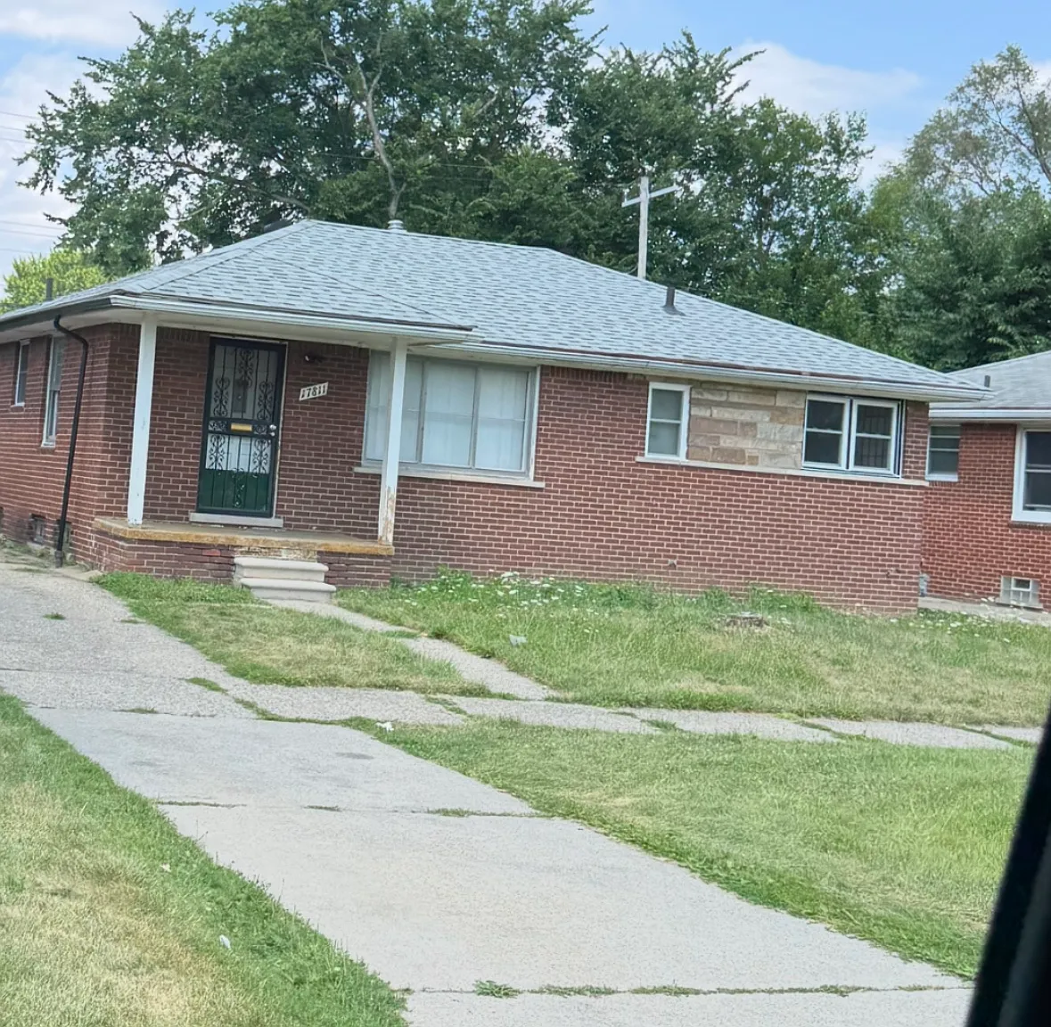 3 bed, 1.5 bath, 1233 sqft, $1,300 — Photo 1