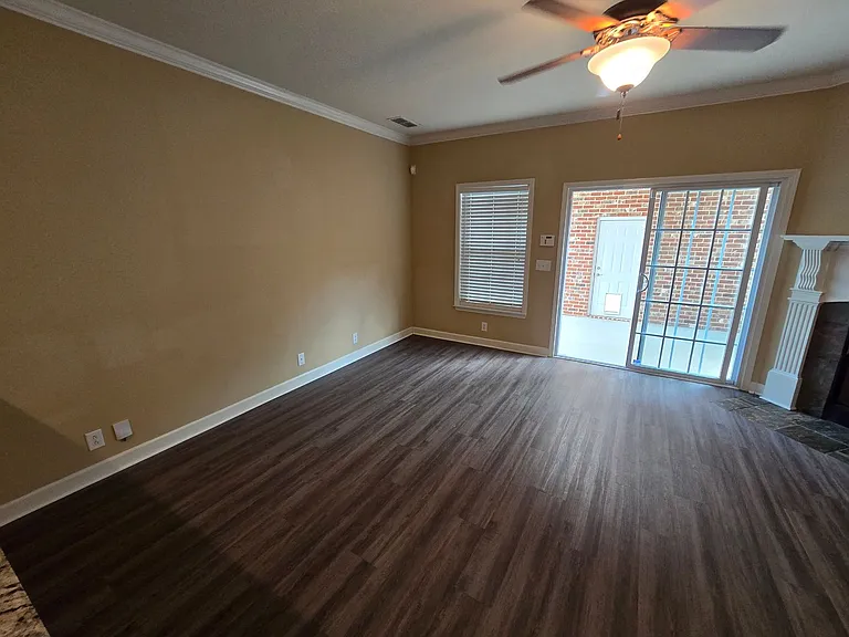 2121 Cason Ln — Photo 7