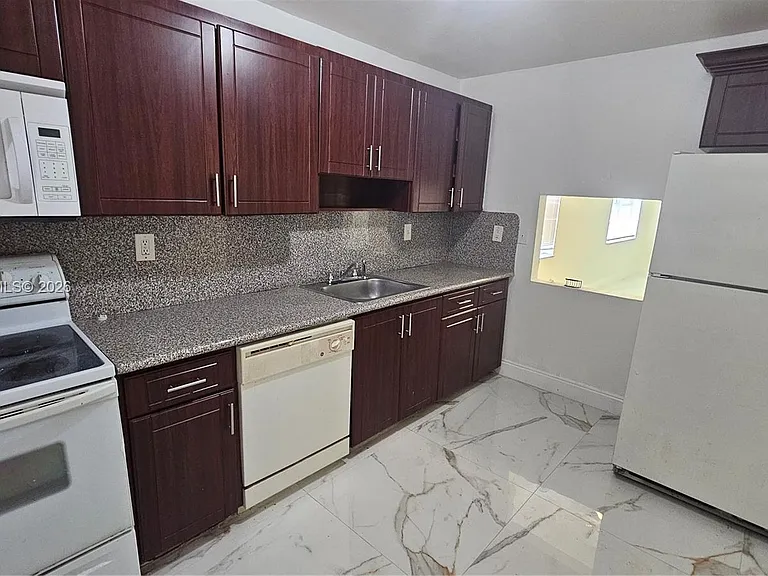 1524 SW 5th Pl #B — Photo 7