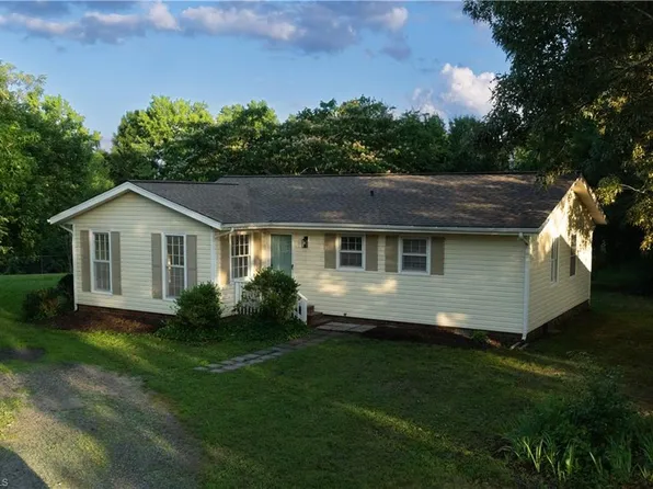 2403 Lynnoak Dr, Greensboro, NC 27406