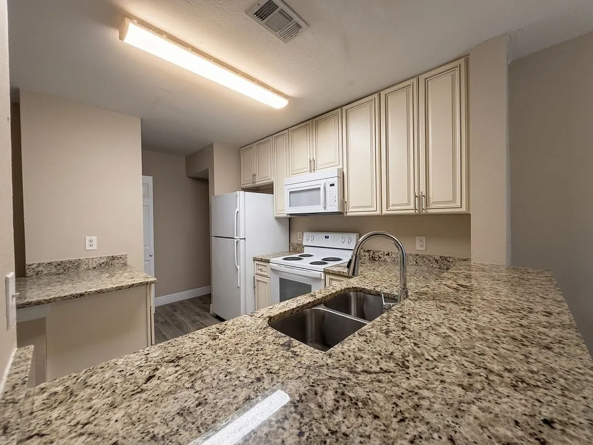 Alhambra Courts 5232-117A - Alhambra Courts 5232-117A — Photo 2
