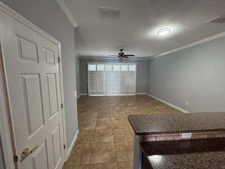 1289 Oxford Ln — Photo 14