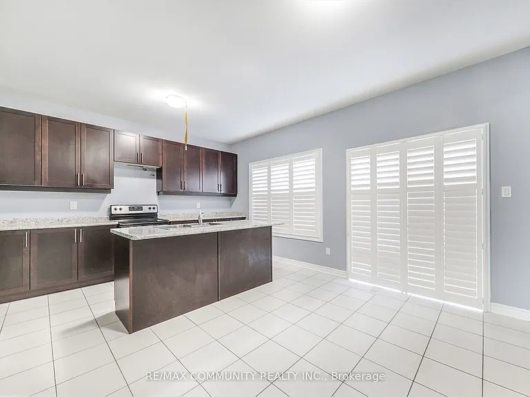 79 McRoberts Cres — Photo 12