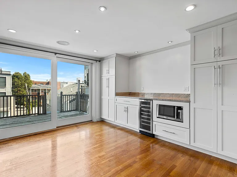 256 W 3rd St #2 — Photo 9