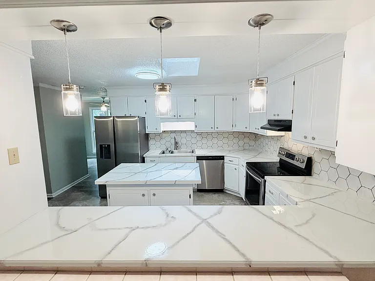 7905 Castleton Ln — Photo 7