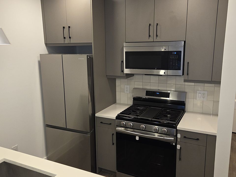 1st image of 403 7th St APT 303