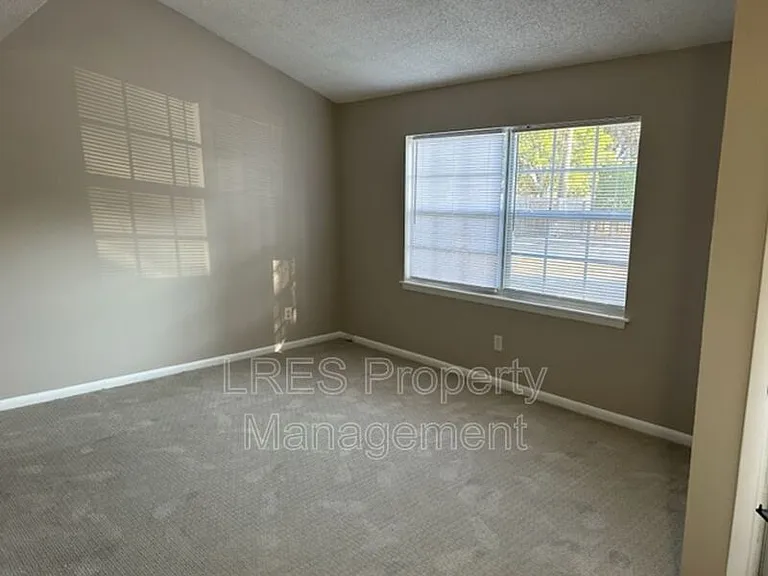 816 W 25th St — Photo 29