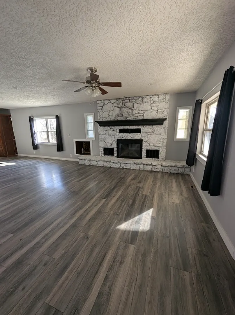 2 Bed, 1 Bath | Columbus KS | Detached Garage — Photo 3