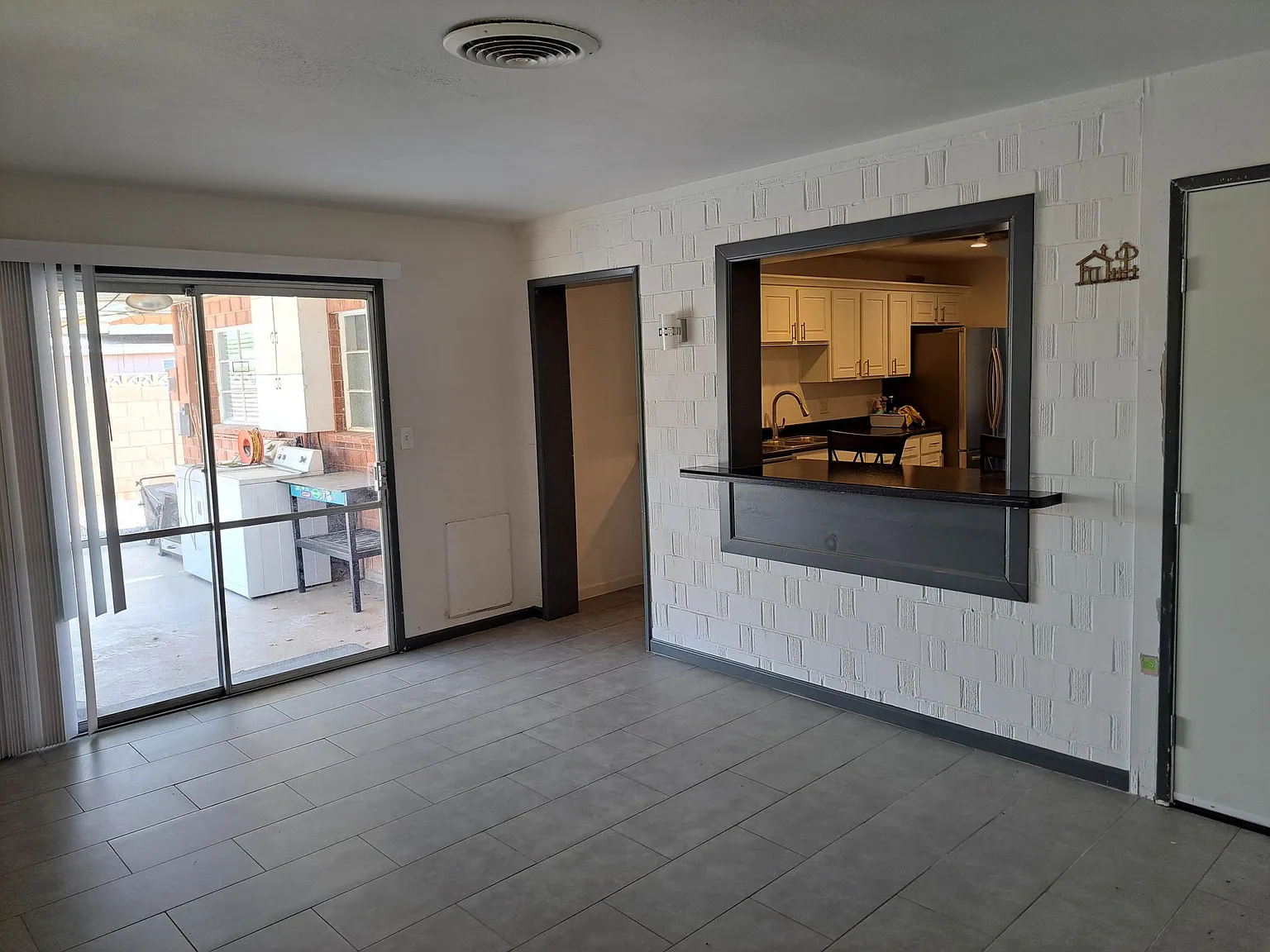 3 bed, 1308 sqft, $3,400 — Photo 2
