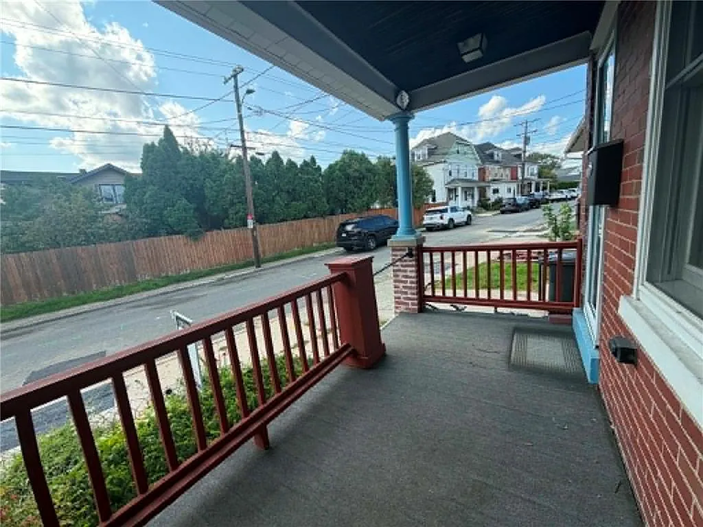 3 bed, 1.0 bath, 1118 sqft, $2,100 — Photo 2