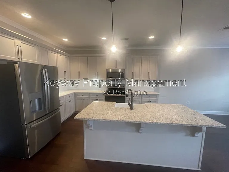 1933 Avenel Ln — Photo 4