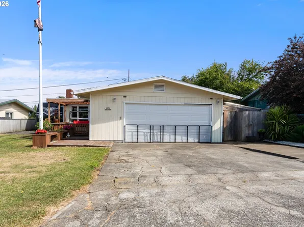 1070 Arago Ave, Coos Bay, OR 97420