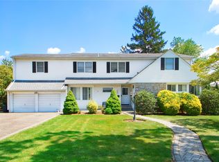 143 Tanners Pond Rd, Garden City, NY 11530