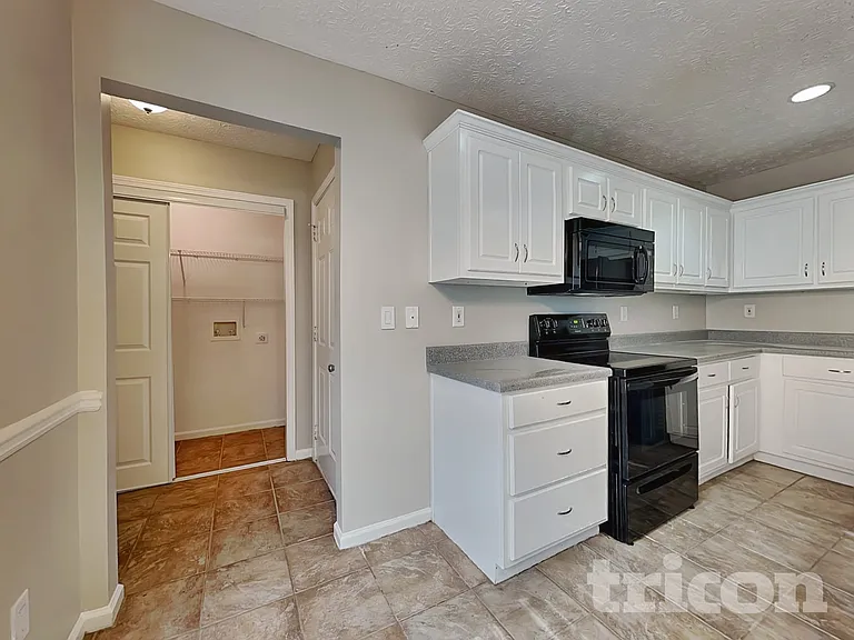 2051 Meadowglen Ln — Photo 11
