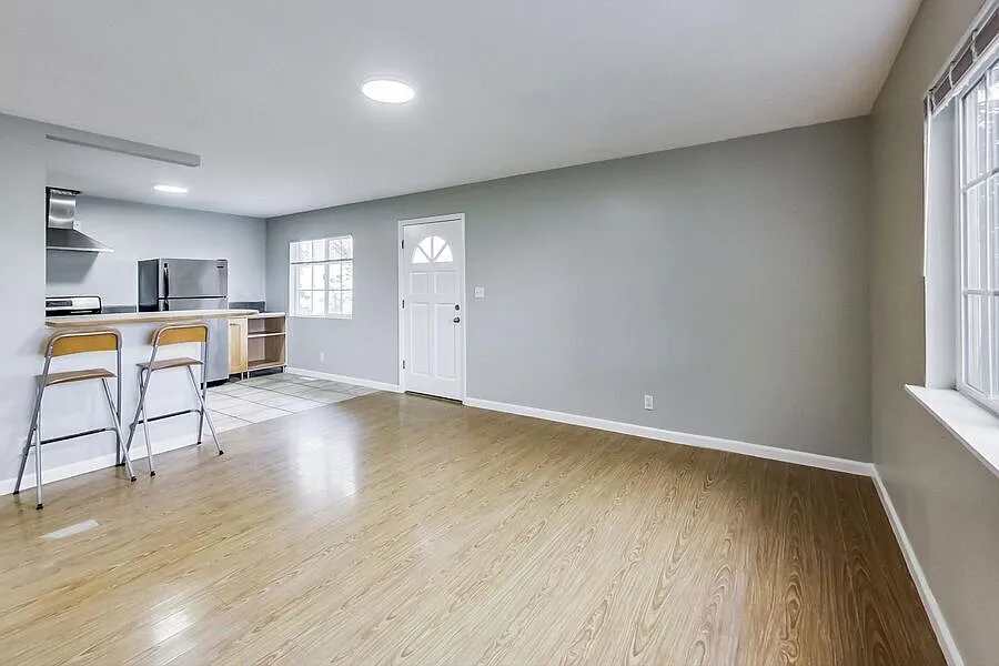 Modern and Sunny 2 Bedroom apartment ! — Photo 1