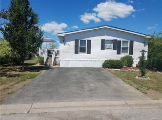 521 Applewood Dr, Lockport, NY 14094