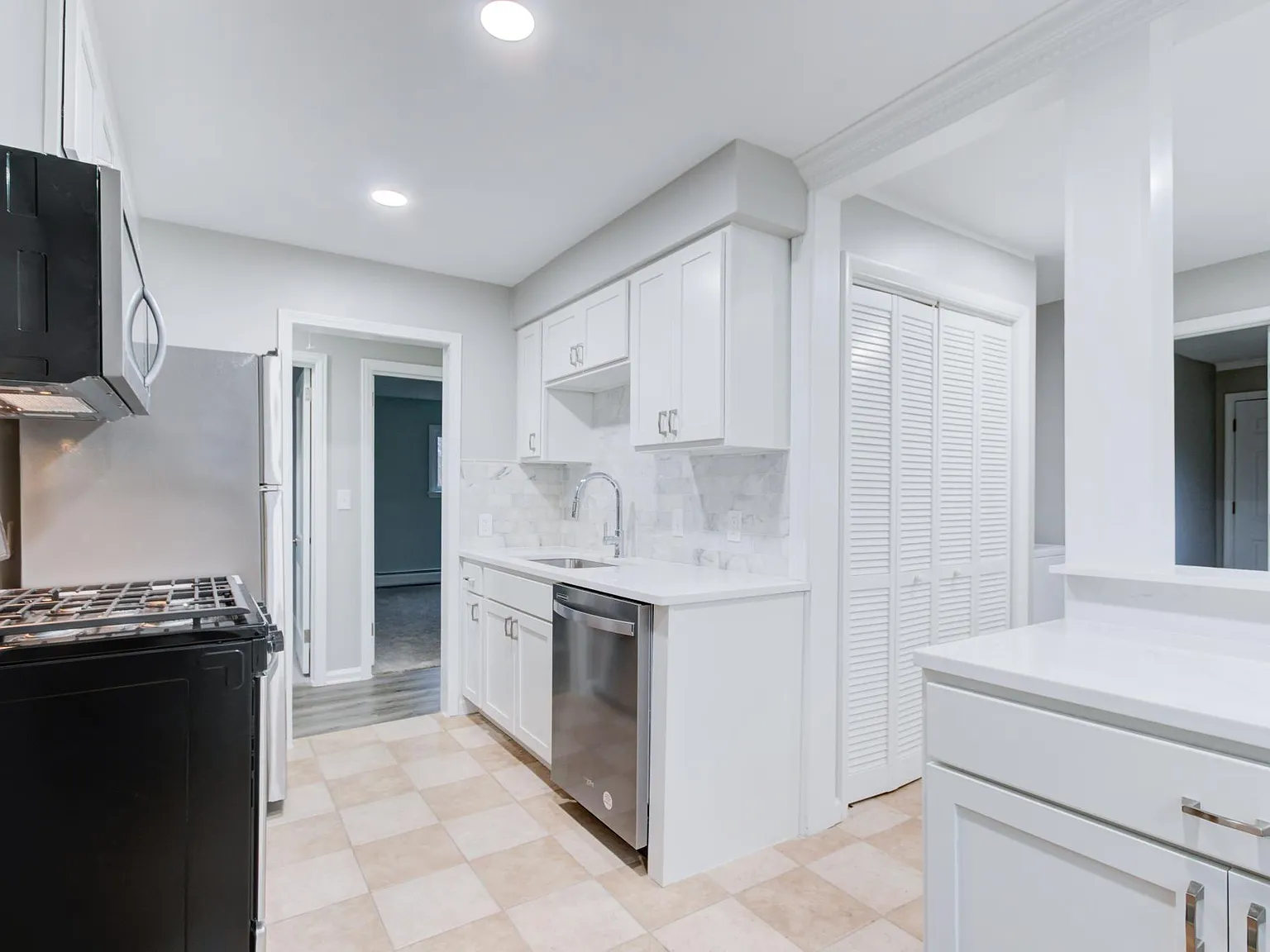 3 bed, 1061 sqft, $2,000 — Photo 4