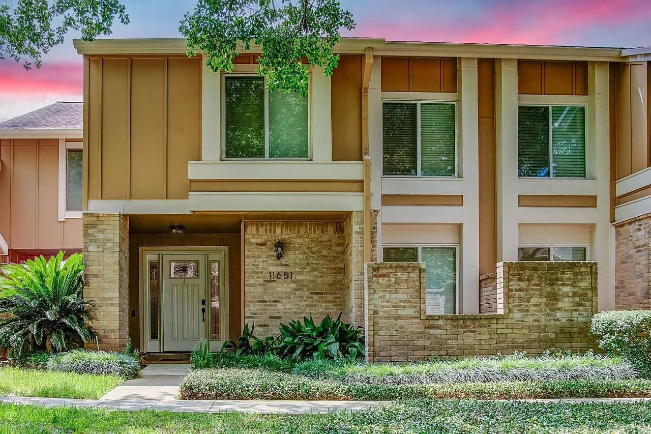 3 bed, 2.5 bath, 2157 sqft, $2,300 — Photo 1