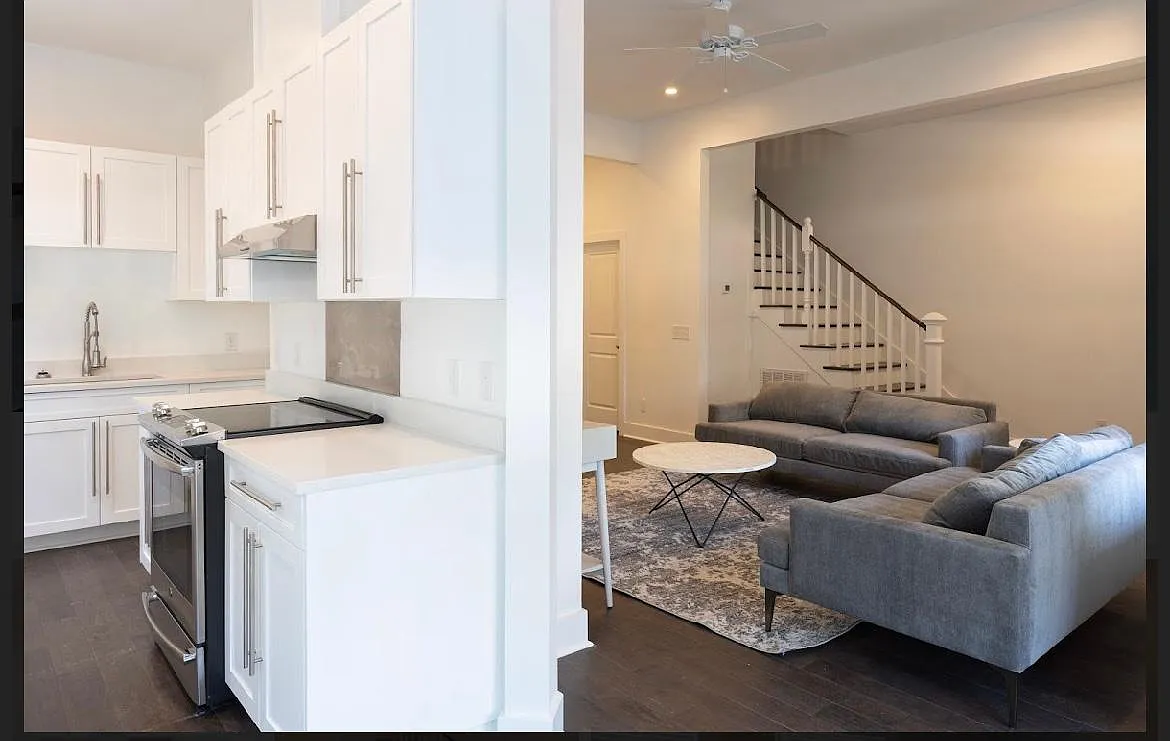 2207 Barnard St — Photo 3