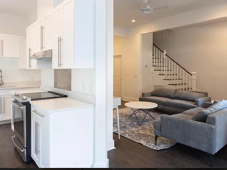 2207 Barnard St — Photo 3