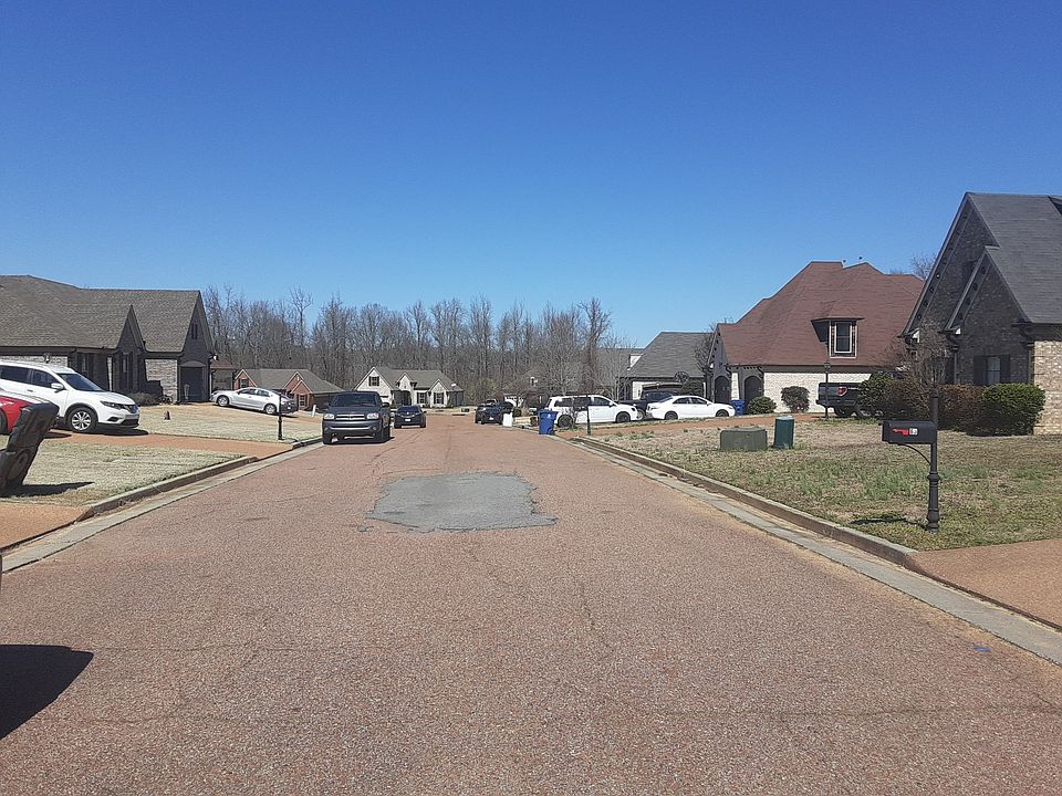 2nd image of 60 Ridgefield Dr