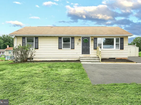 2 Cherry Ct, New Oxford, PA 17350