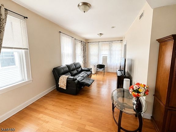 4th image of 314 Smith St