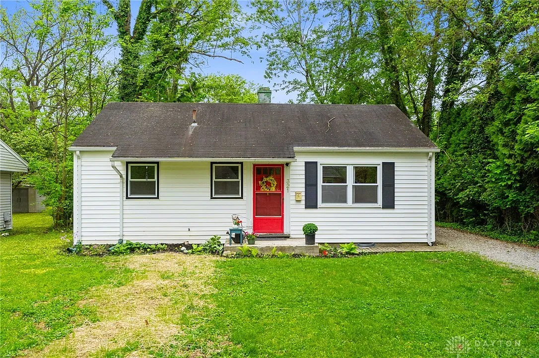 321 Pleasant St photo 1